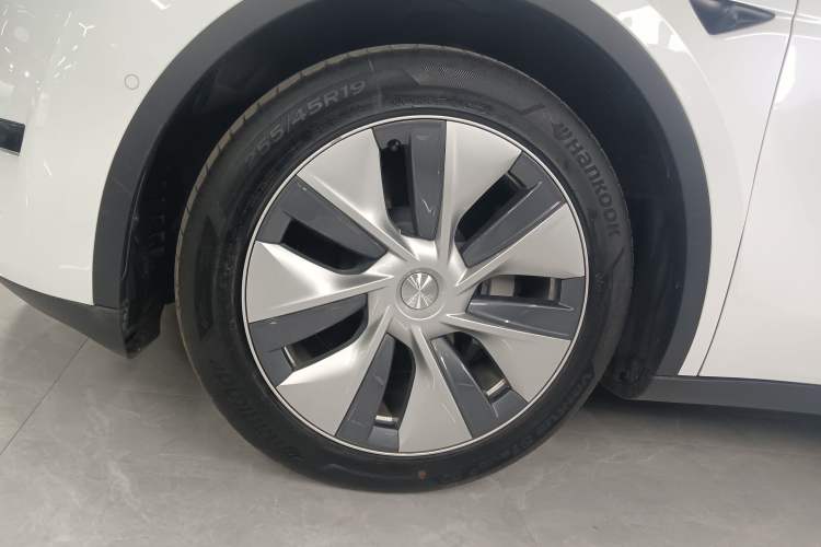 Used Tesla Model Y 2022 Long-Range All-Wheel-Drive Version
