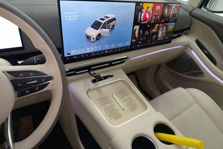 Used VOYAH Dream 2025 PHEV Four-Wheel Drive Prestige Kunpeng Edition
