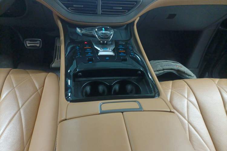 Used Denza D9 2025 DM-i Smart Drive 1020 Four-Wheel Drive Deluxe Model
