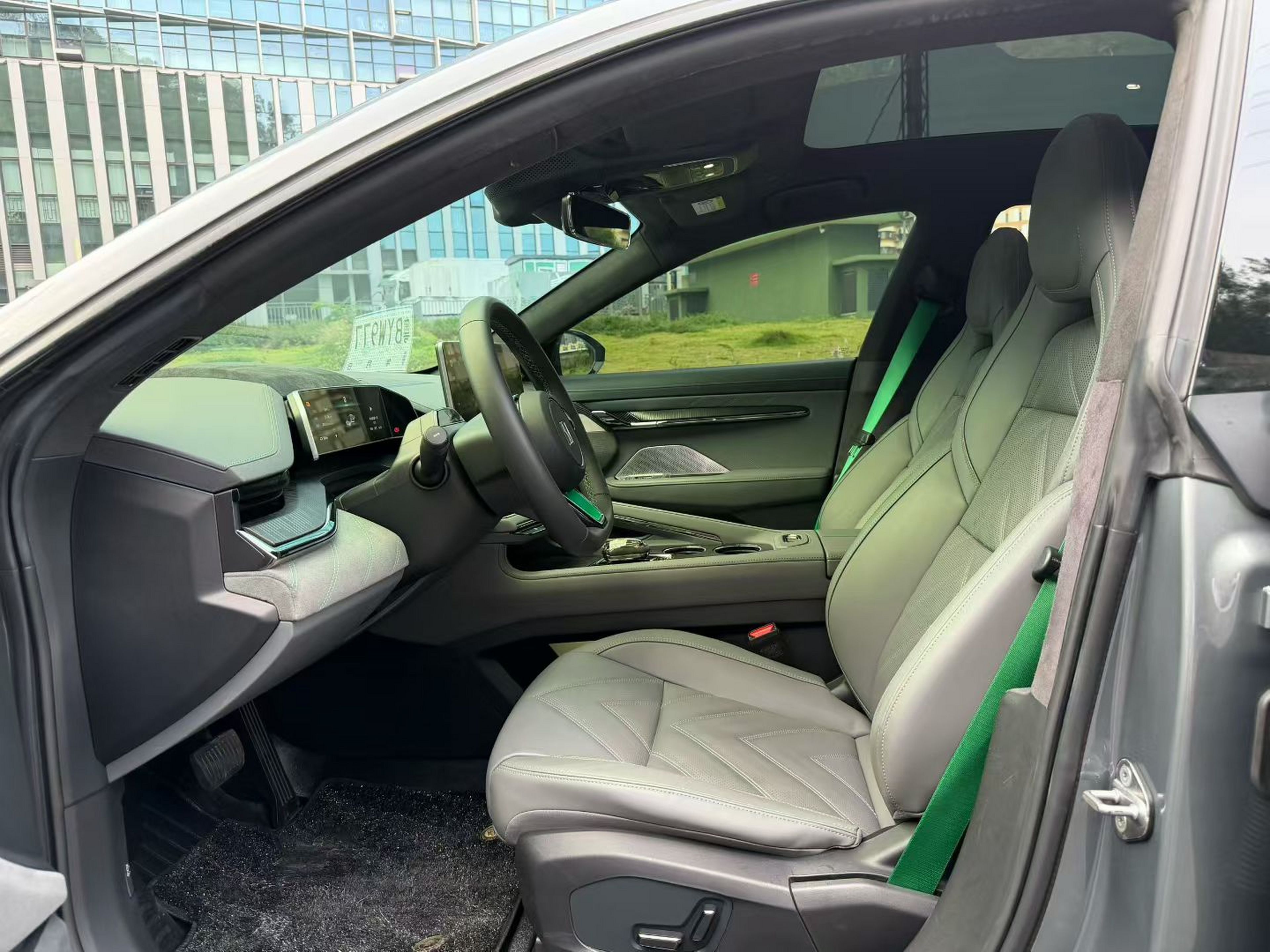 Переднее сиденье в автомобиле