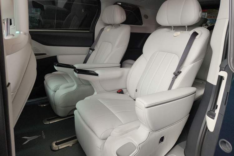 Used VOYAH Dream 2025 PHEV Four-Wheel Drive Excellence Kunpeng Edition
