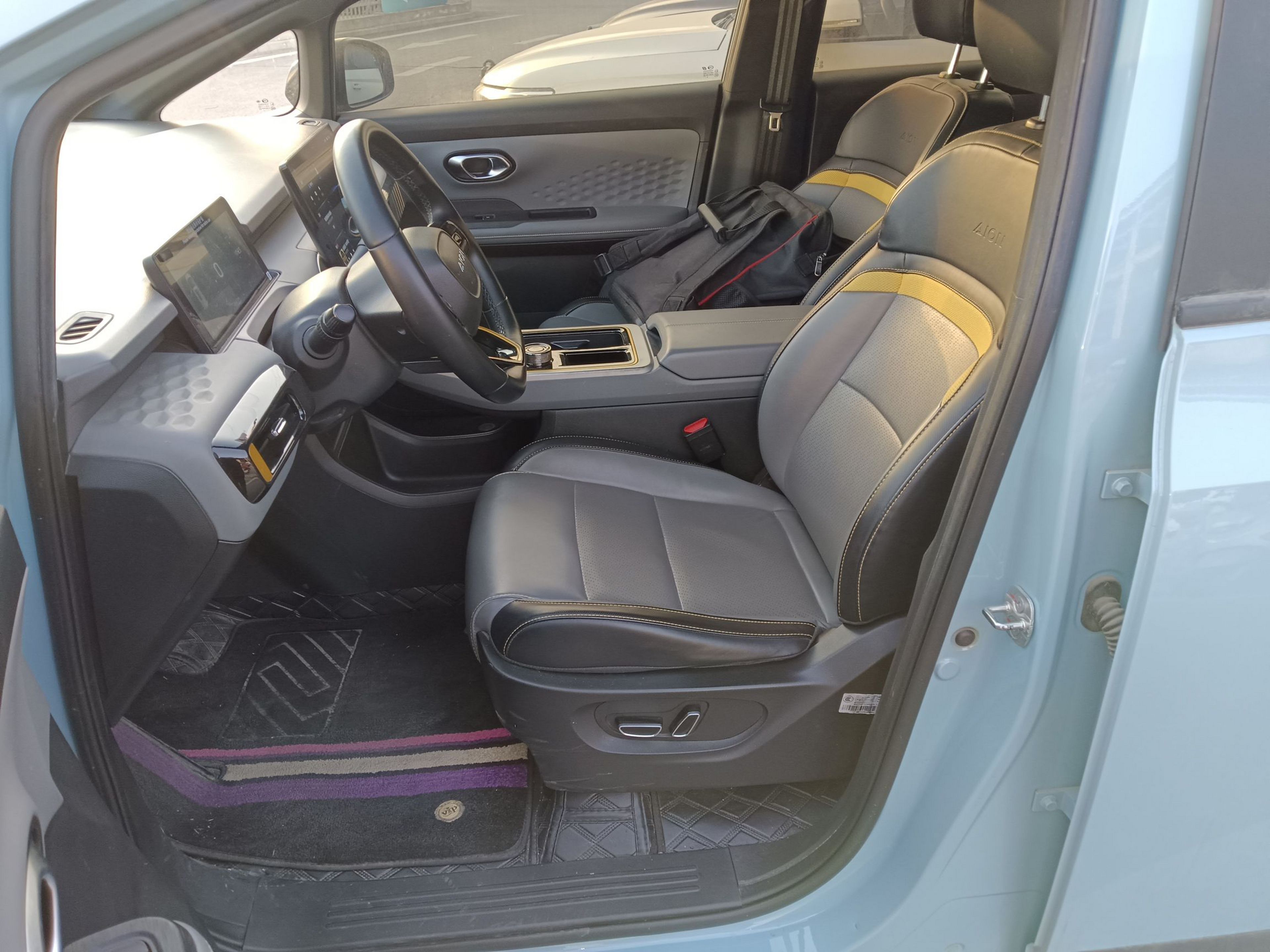 Переднее сиденье в автомобиле