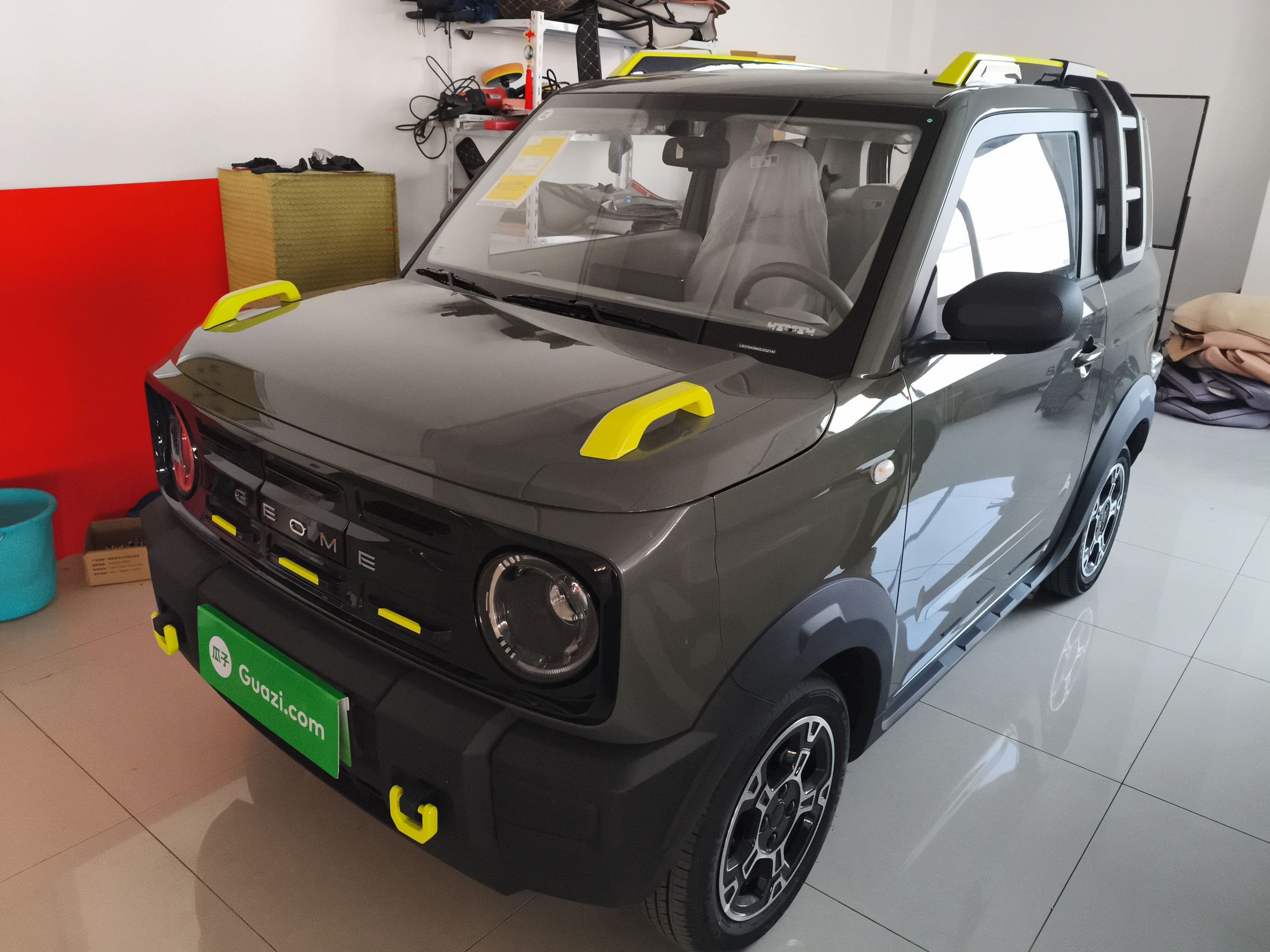 تحت مقدمة السيارة