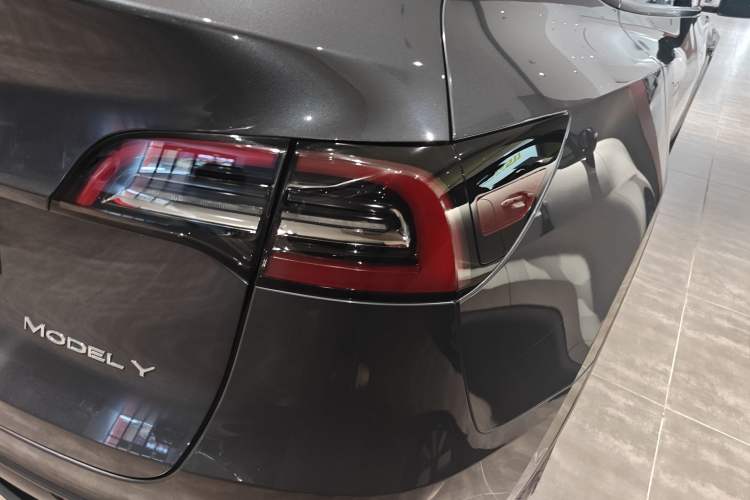 Used Tesla Model Y 2023 Long-Range All-Wheel-Drive Version
