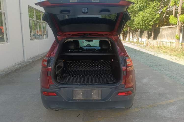 Used  Cherokee 2014 2.4L Luxury Edition
