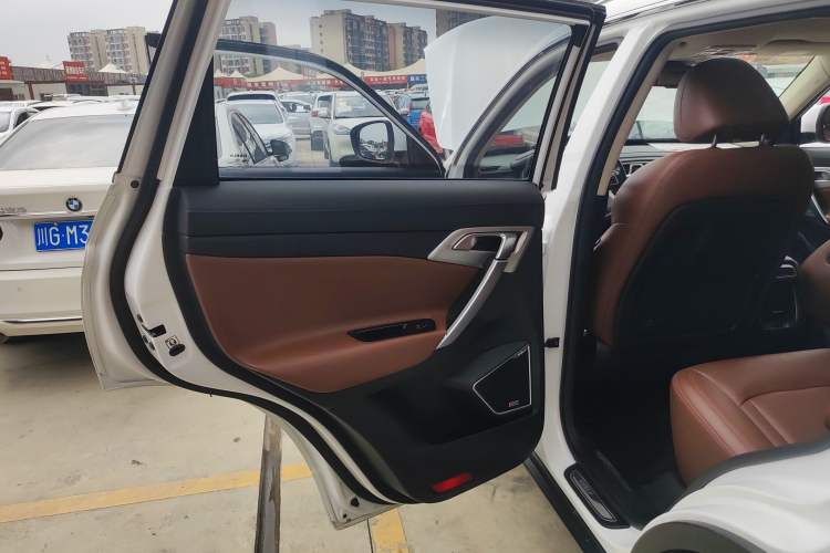 Used Geely Auto Emgrand X7 Sport 2018 1.8TD Automatic Two-Wheel Drive ZhiZun Model with 4G Connectivity
