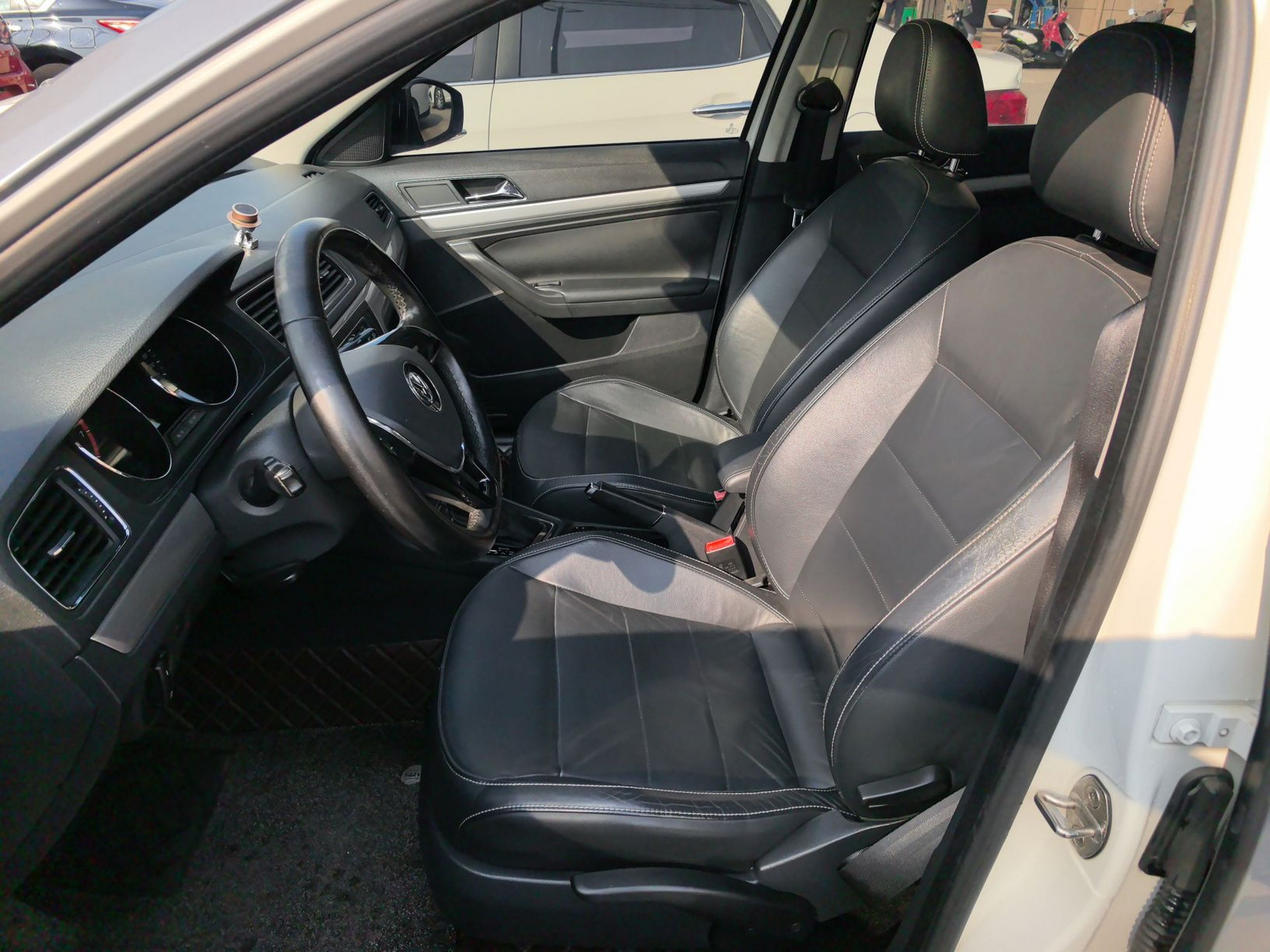 Переднее сиденье в автомобиле