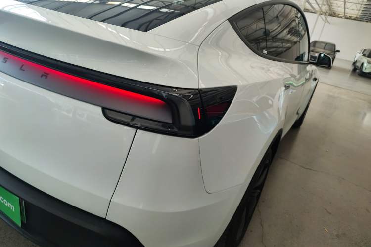 Used Tesla Model Y 2025 Long-Range All-Wheel-Drive Version
