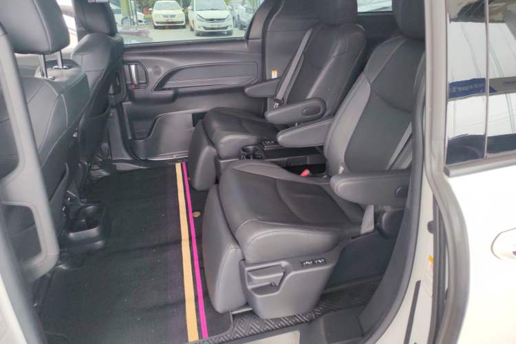 Used Toyota Sienna 2021 2.5L Hybrid Platinum Edition