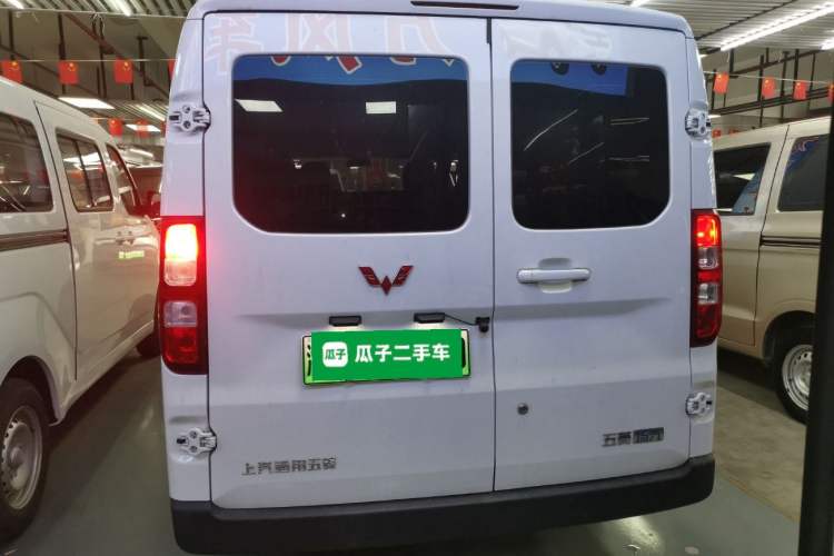 Used Wuling Yangguang 2024 300KM Comfort Version Passenger Van 75kW
