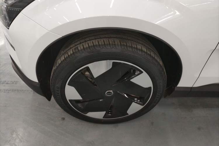 Used Volvo EX30 2025 Rear-Drive Long-Range Plus Model