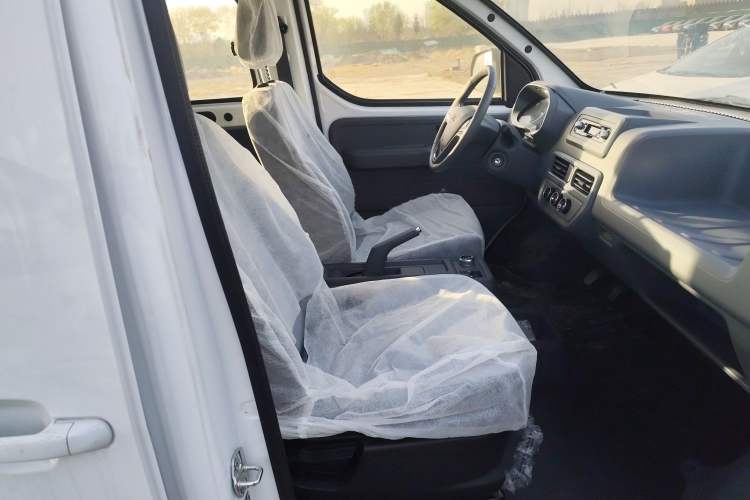 Used Wuling Yangguang 2024 300KM Comfort Version Passenger Van 75kW