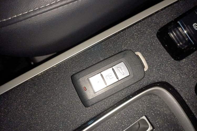 Used Mitsubishi Outlander 2019 2.4L 4x4 Zhi Xiang Edition 5 Seats China VI Standard
