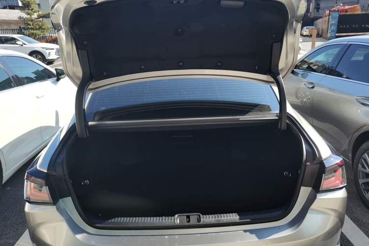 Used Lexus ES 2025 300h Deluxe Edition
