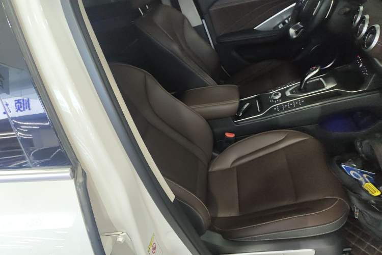 Used Wey VV6 2020 2.0T Two-Wheel Drive Smart Protection+
