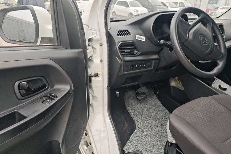 Used Chana Ruixing EM60 2025 Passenger Version Comfort Model 6 Seats 300 km Liftback Door
