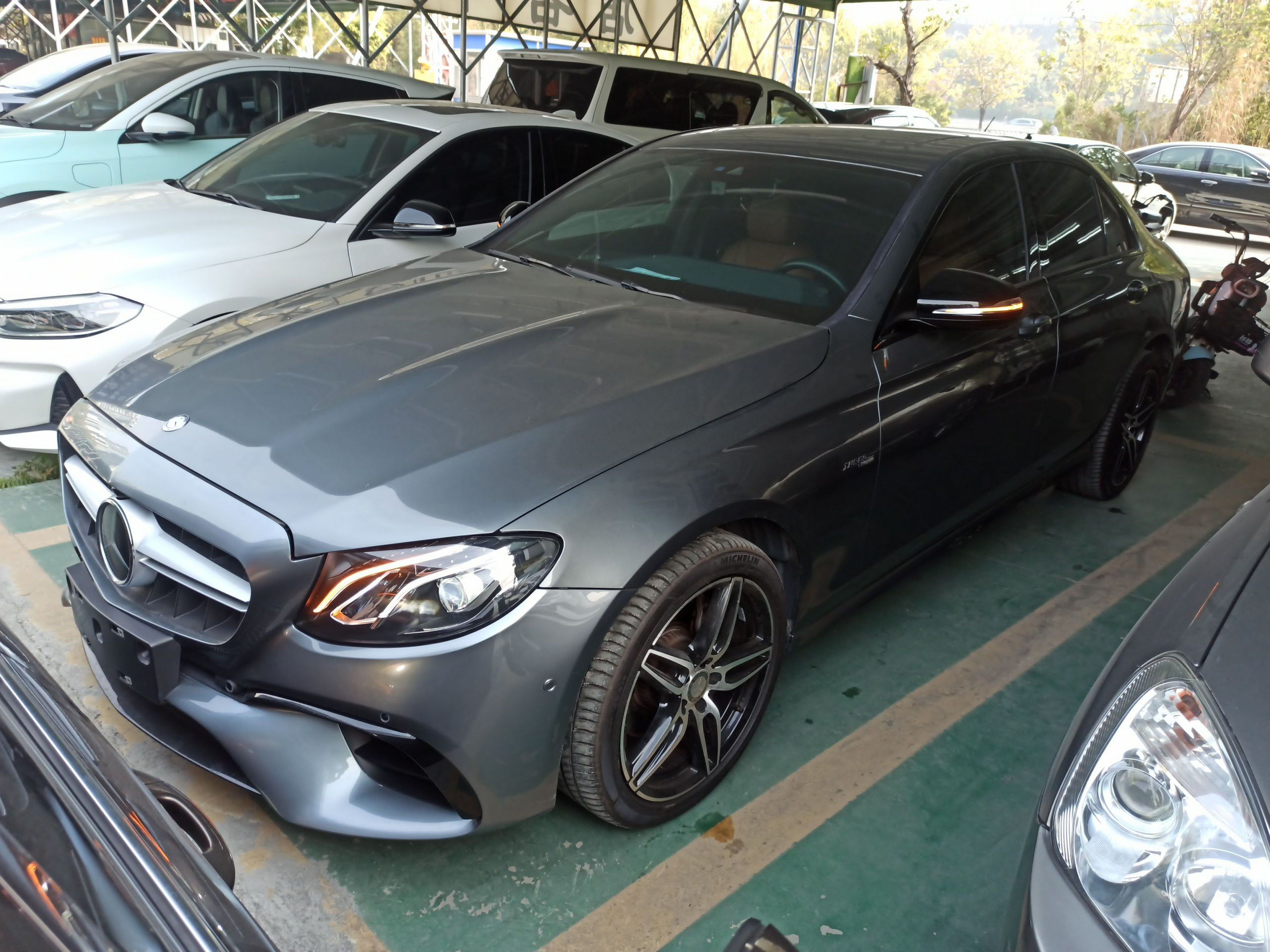 Под передней частью автомобиля