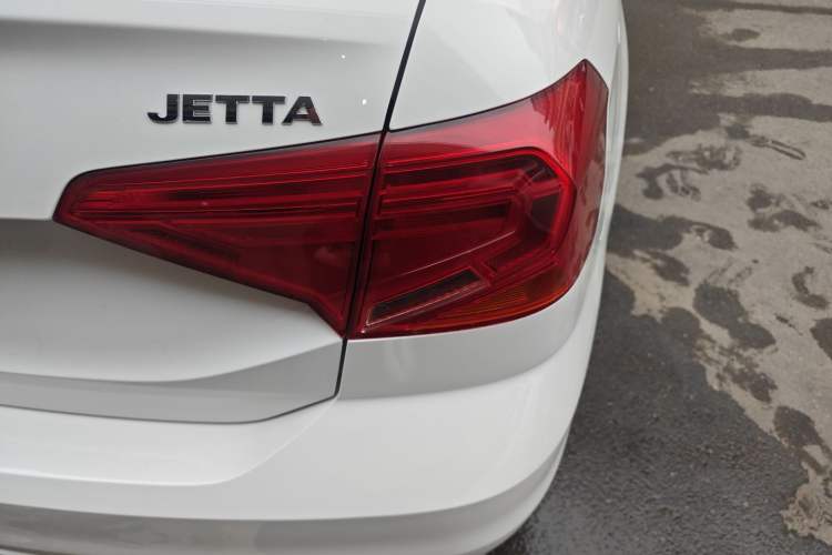 Used Volkswagen Jetta 2017 1.4L Manual Fashion Edition
