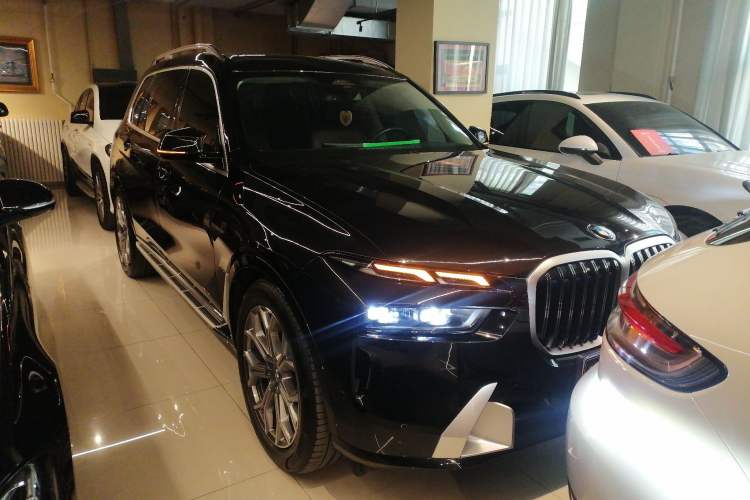 Used BMW X7 2023 xDrive40i Luxury Package with Leading Features
