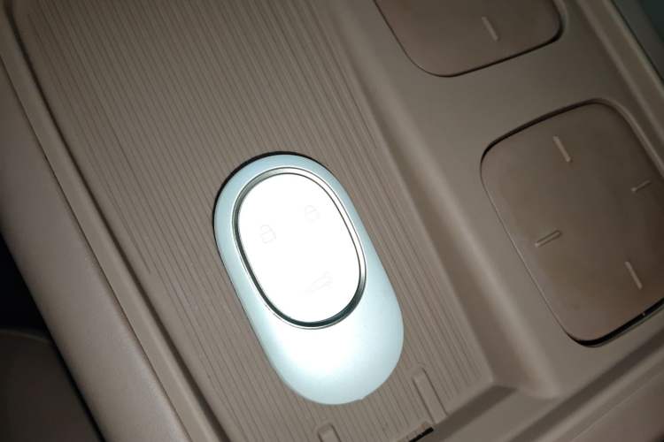 Used Nio ES8 2023 75 kWh Executive Edition
