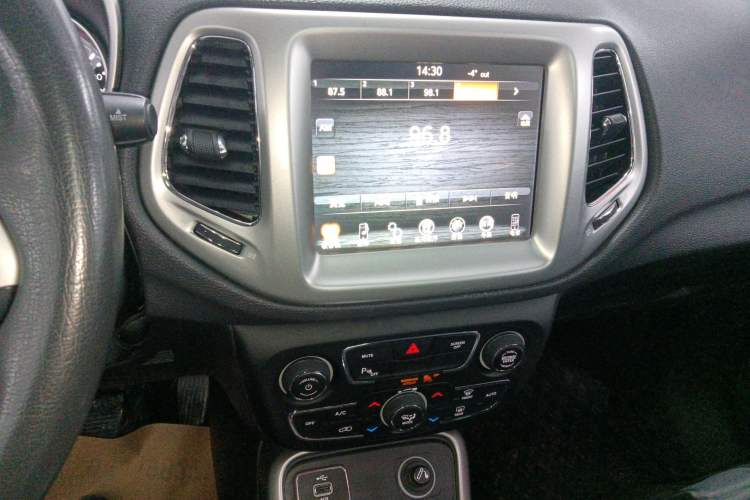 Used  Compass 2017 200T Automatic Family Edition
