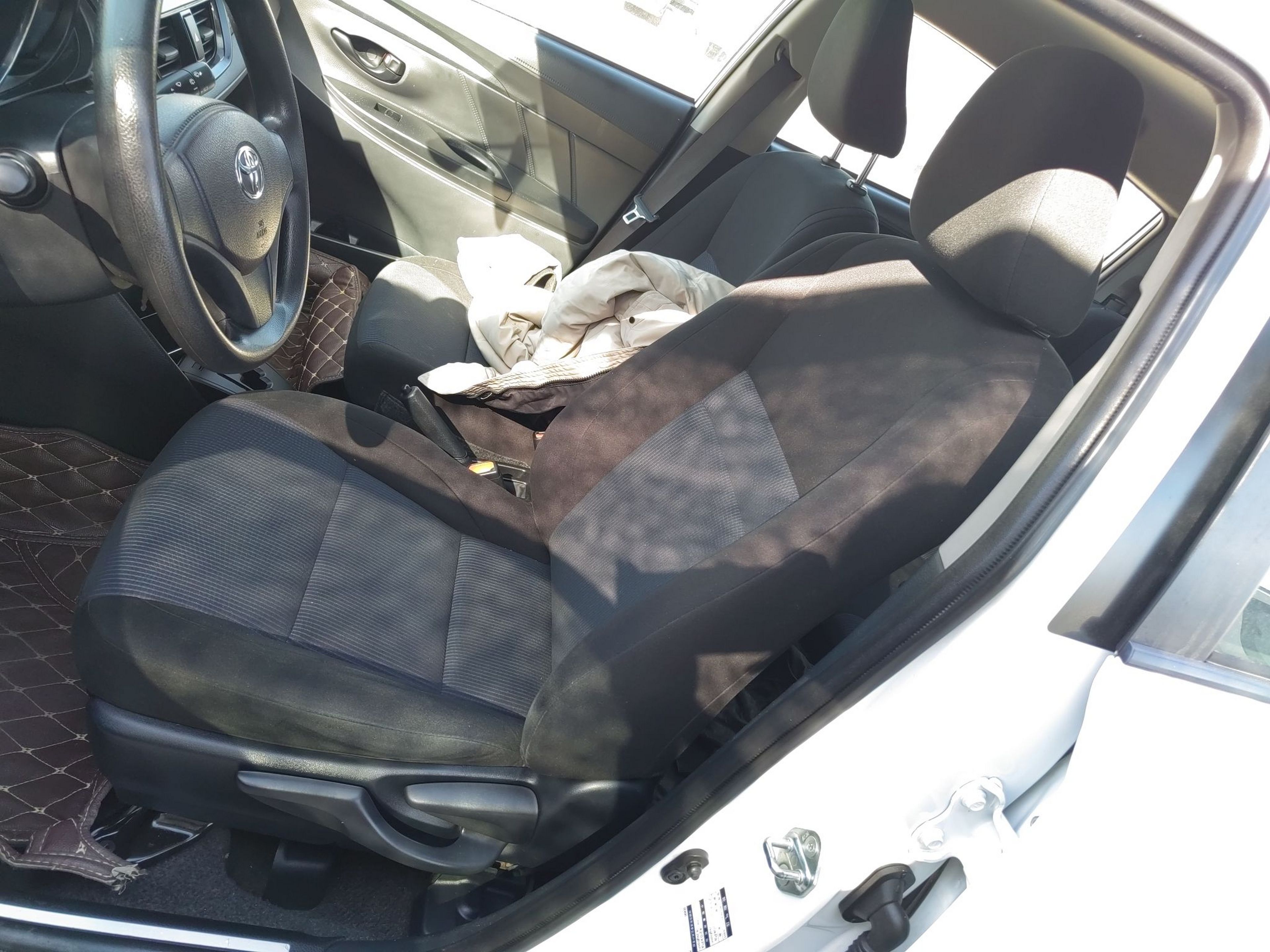 Переднее сиденье в автомобиле