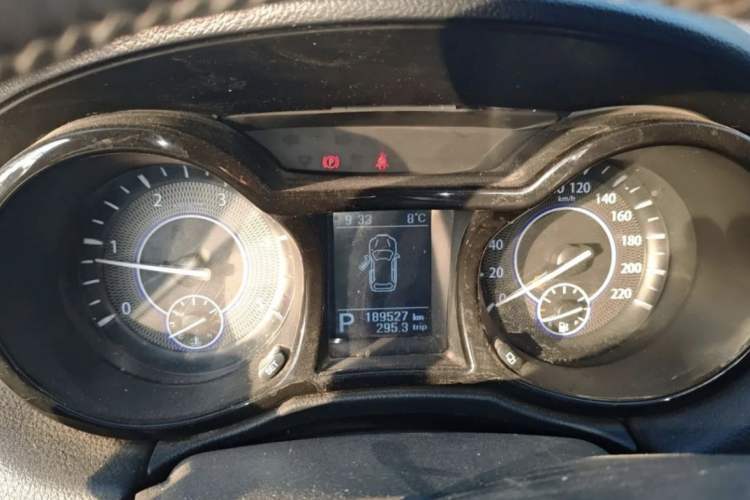 Used JMC Yusheng S350 2013 2.4T Manual Two-Wheel Drive Diesel Luxury 7-Seater
