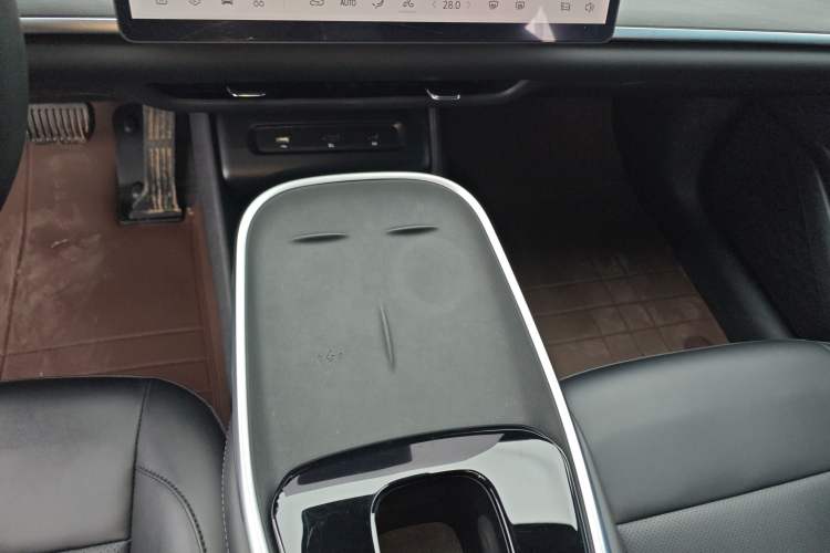 Used  A07 2025 All-Electric "Real Bargain" 525 Luxury Model