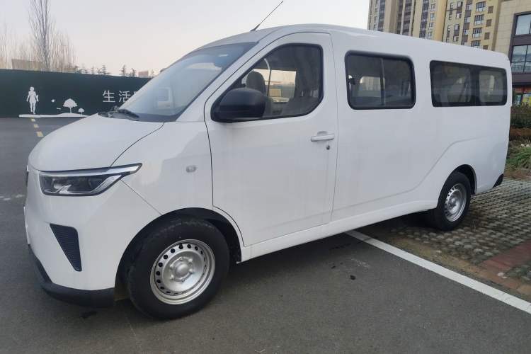 Used Wuling Yangguang 2024 300KM Comfort Version Passenger Van 75kW
