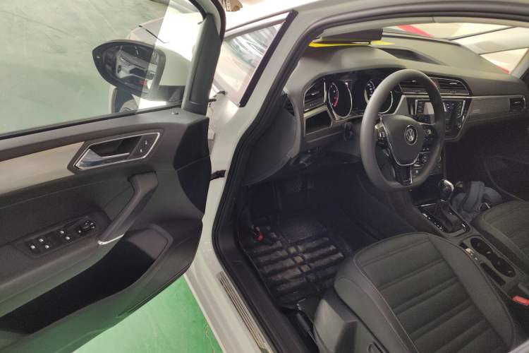 Used Volkswagen Touran 2018 Volkswagen Touran L 280TSI DSG Comfort Edition 7 Seats China VI Standard
