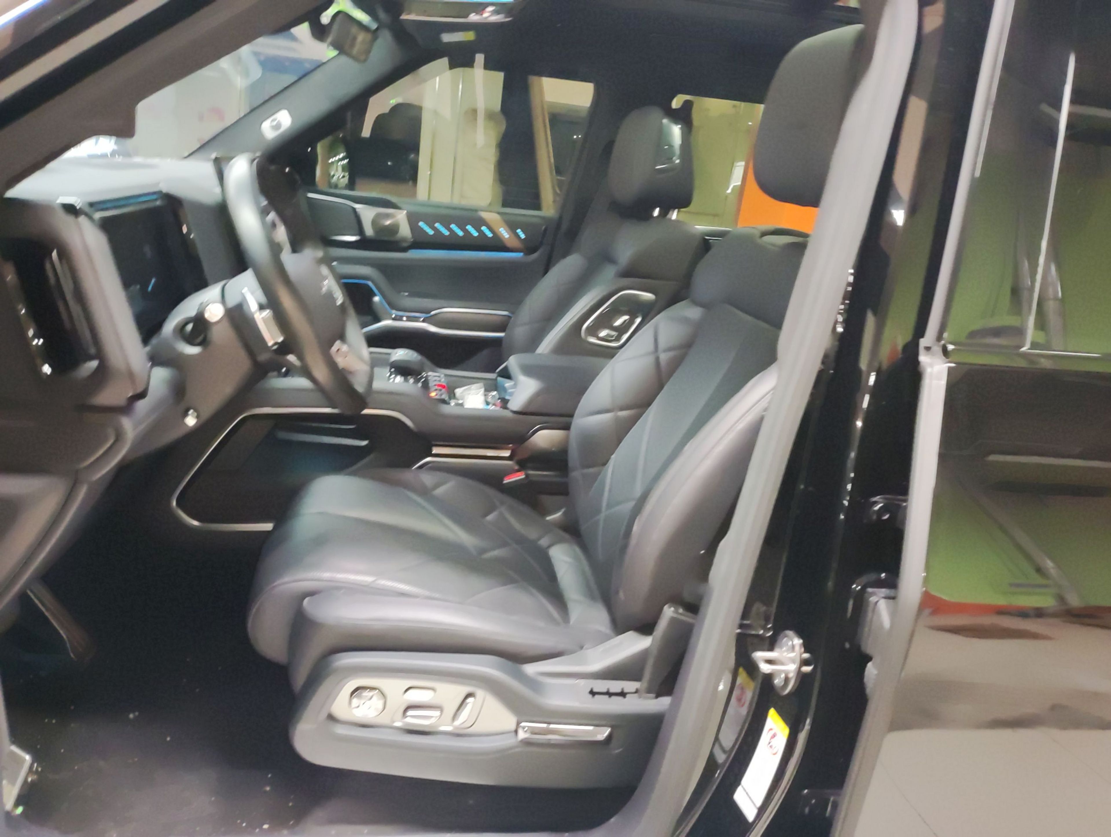 المقاعد الأمامية داخل السيارة