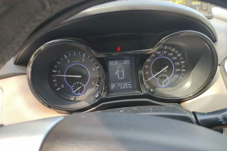 Used JMC Yusheng S350 2014 2.4T Automatic 4x4 Diesel Luxury Version with Sunroof 7 Seats