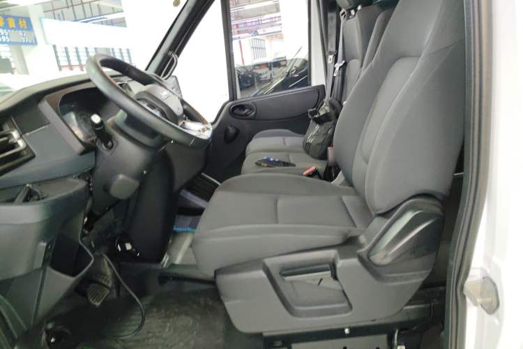 Used JMC Fushun 2023 2.0T Automatic Short-Wheelbase Low-Roof Commercial & Multi-Purpose Passenger Vehicle 6-Seater with Dual-Opening Tailgate
