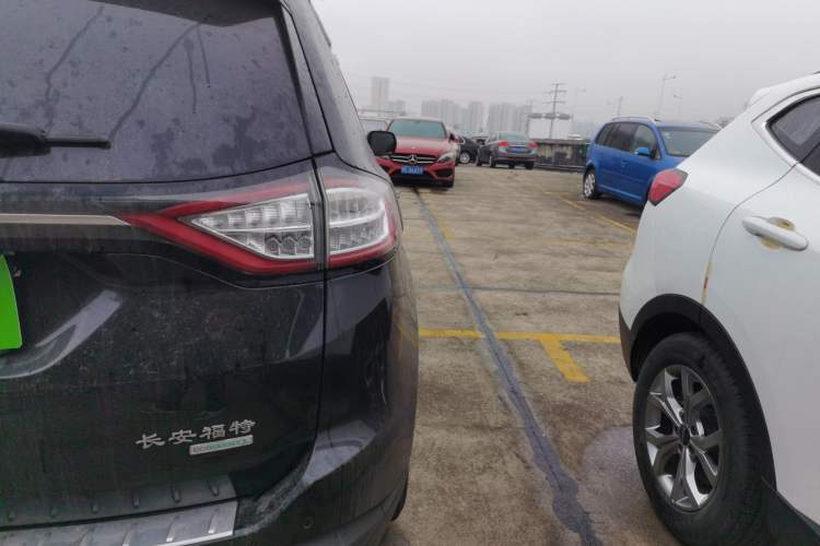 Used Ford Edge 2015 2.0T GTDi Two-Wheel-Drive High-Line Version