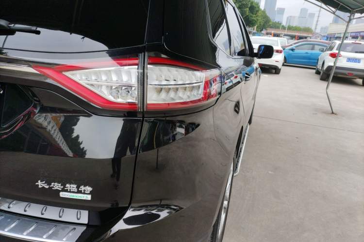 Used Ford Edge 2015 2.0T GTDi Two-Wheel-Drive High-Line Version
