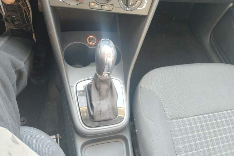 Used Volkswagen Polo 2016 1.6L Automatic Comfort Model
