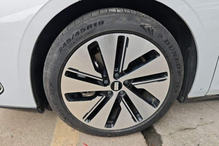 Used  E8 2024 550 km Range Rear-Drive MAX