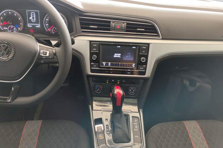 Used Volkswagen Lamando 2019 230TSI DSG Fashion Edition China VI
