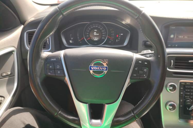 Used Volvo S60 2014 S60L 2.0T Zhiyuan Edition
