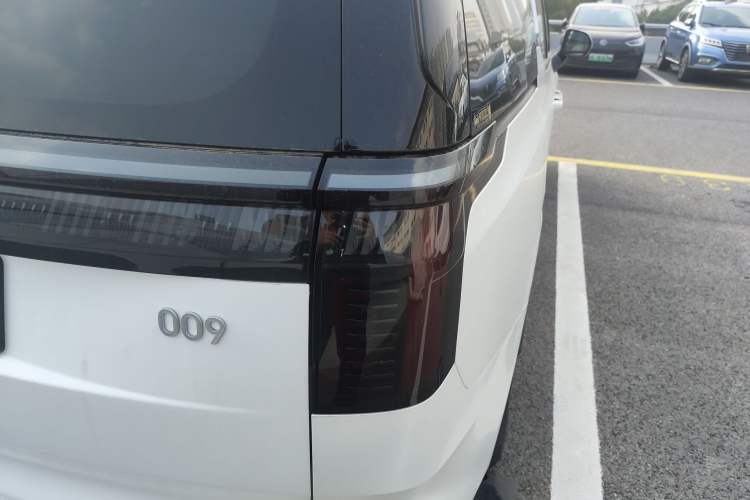 Used Zeekr 009 2024 Six-Seat Executive Version 4WD 108 kWh