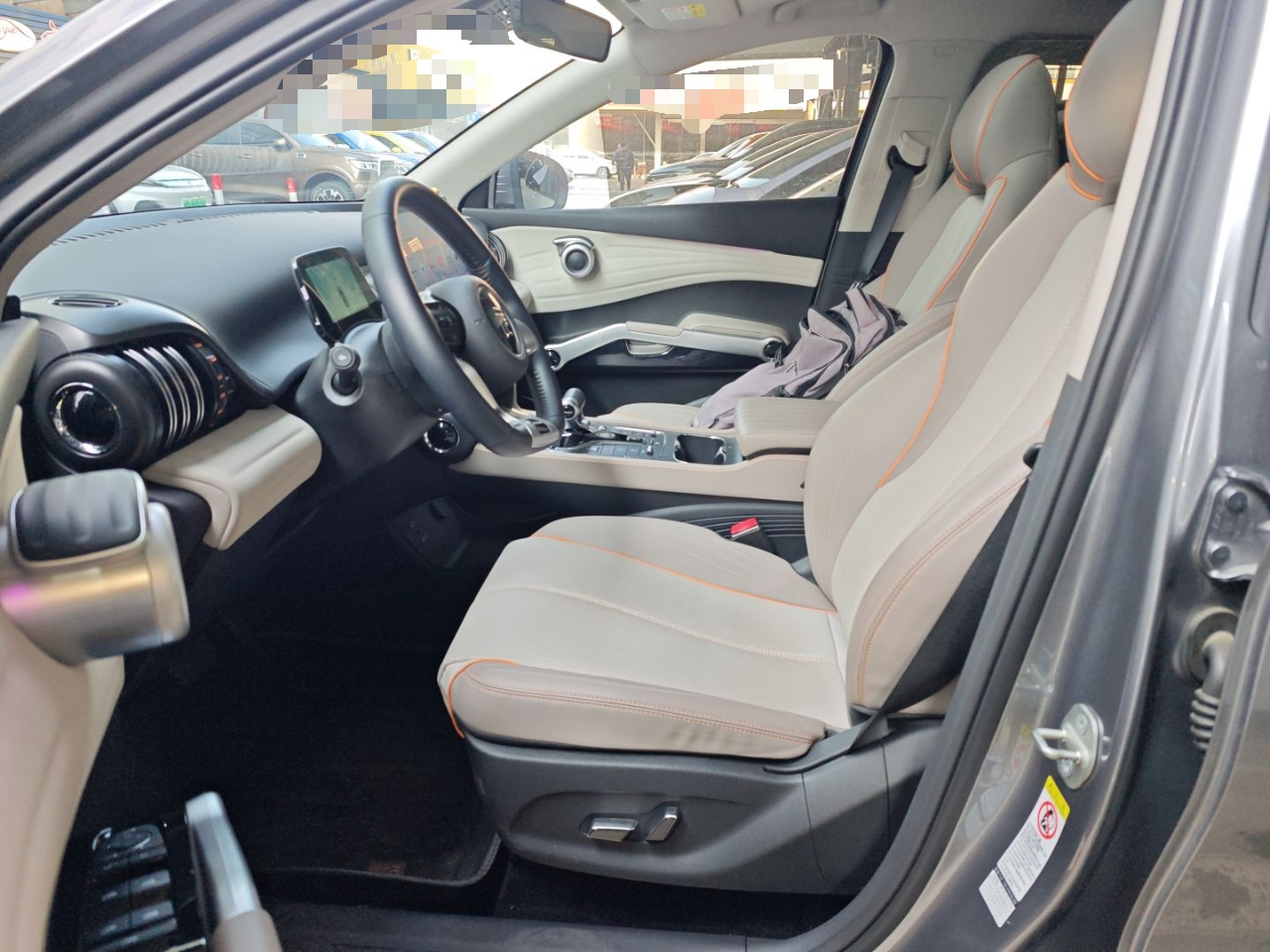 Переднее сиденье в автомобиле