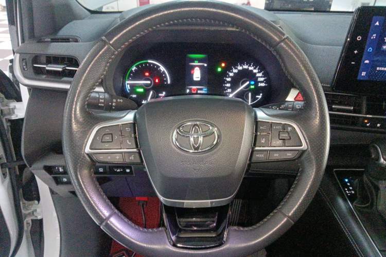 Used Toyota Sienna 2023 2.5L Hybrid Deluxe Edition
