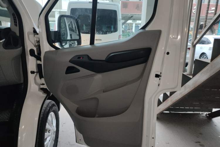 Used SAIC MAXUS Xintu V90 2022 2.0T Automatic Zhiyun King Rear-Drive Long Wheelbase High-Roof Design with Single Rear Tire—6/7 Seater
