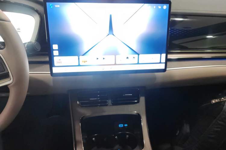 Used BYD Han 2024 EV Glory Edition 610 km All-Wheel Drive "Tian Shen Zhi Jia" Intelligent Driving Model
