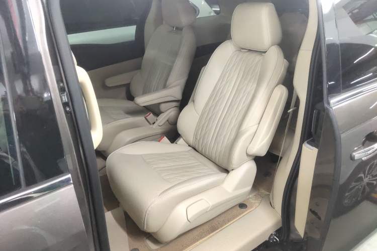 Used Buick GL8 2023 Facelifted Land Cruiser Executive Luxury Version
