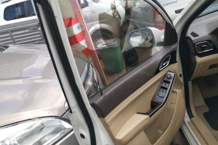 Used Baojun 730 2014 1.5L manual Comfort version 7 seats
