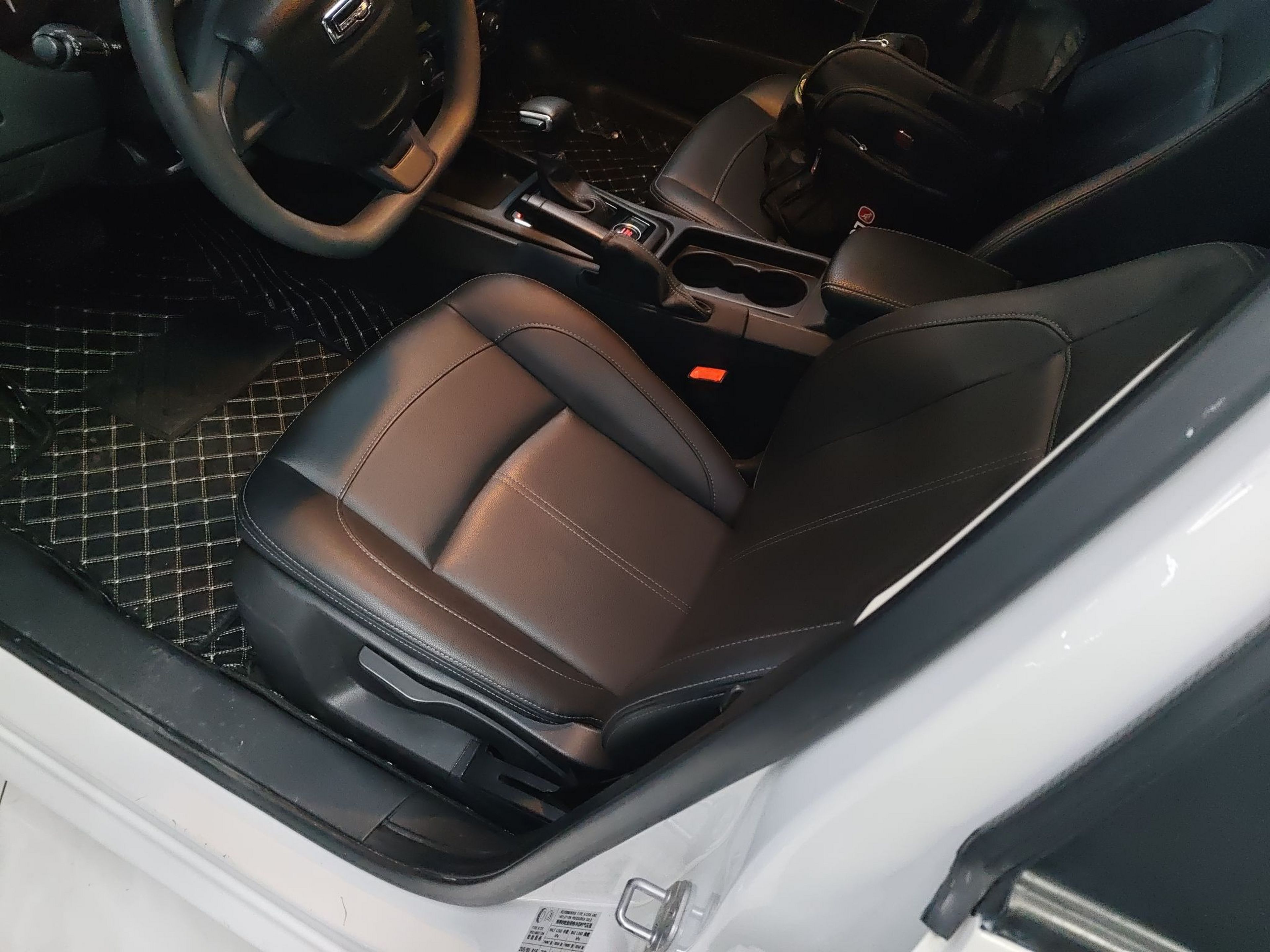 المقاعد الأمامية داخل السيارة