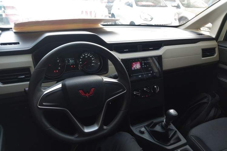 Used Wuling Zhengcheng 2021 1.5T Manual Comfort Version with Enclosed Windows
