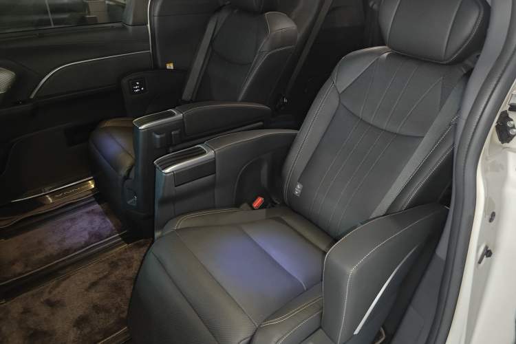 Used Toyota Sienna 2024 2.5L Hybrid Prestige Deluxe Edition
