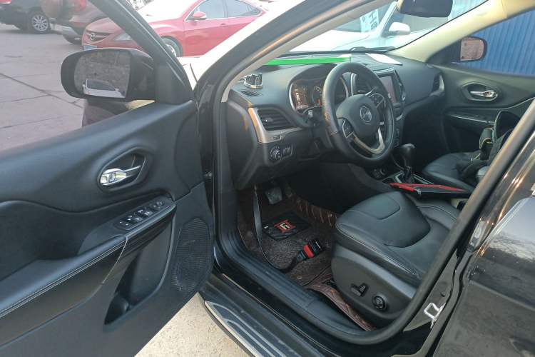 Used  Cherokee 2016 2.4L Leading Smart Version